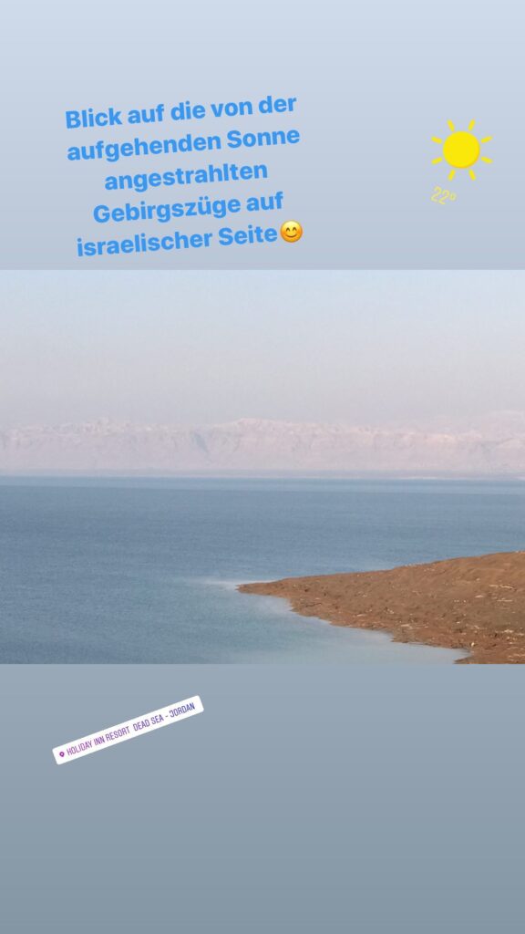 Dr. Norbert Dennerlein: Blick auf die von der aufgehenden Sonne angestrahlten Gebirgszüge auf israelischer Seite