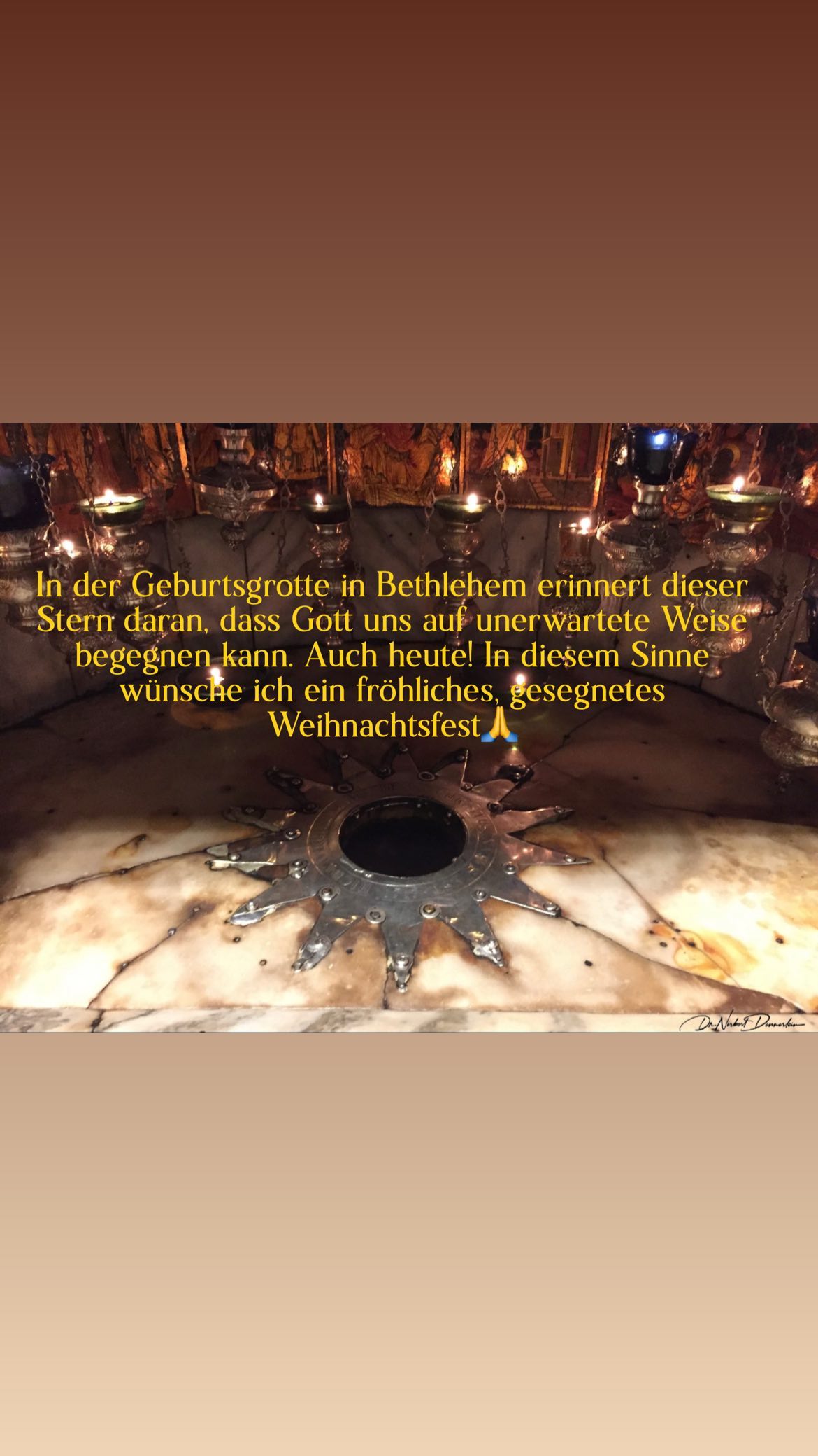 Dezember 2022 - (30): In der Geburtsgrotte - in Bethlehem erinnert dieser Stern daran, dass Gott uns auf 1 In der Geburtsgrotte - in Bethlehem erinnert dieser Stern daran, dass Gott uns auf