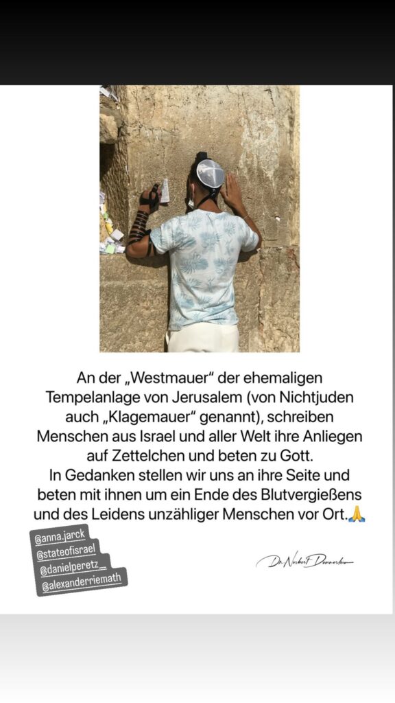 Dr. Norbert Dennerlein: An der „Westmauer der ehemaligen Tempelanlage von Jerusalem (von Nichtjuden auch „Klagemauer genannt), schreiben