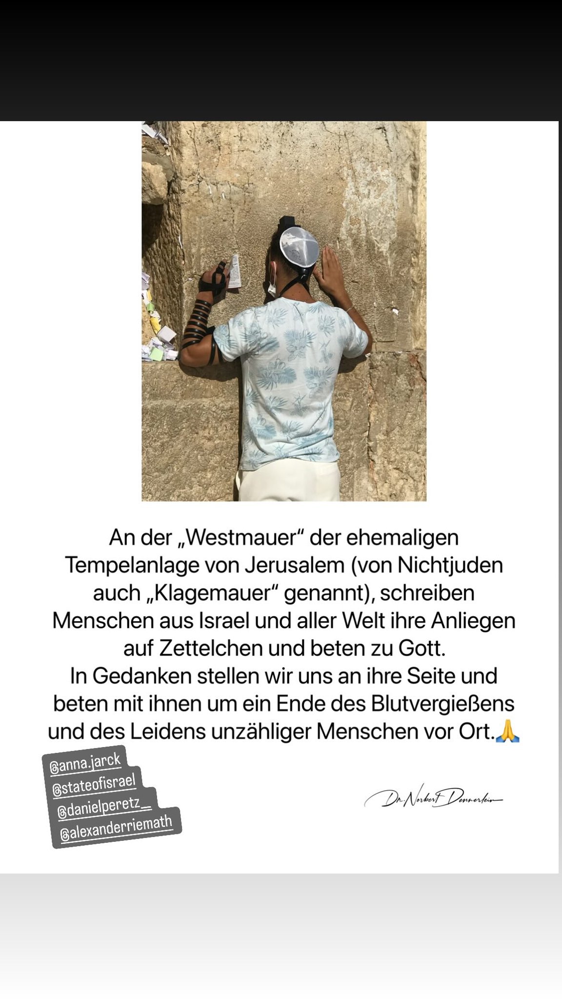 An der „Westmauer der ehemaligen Tempelanlage von Jerusalem (von Nichtjuden auch „Klagemauer genannt), schreiben