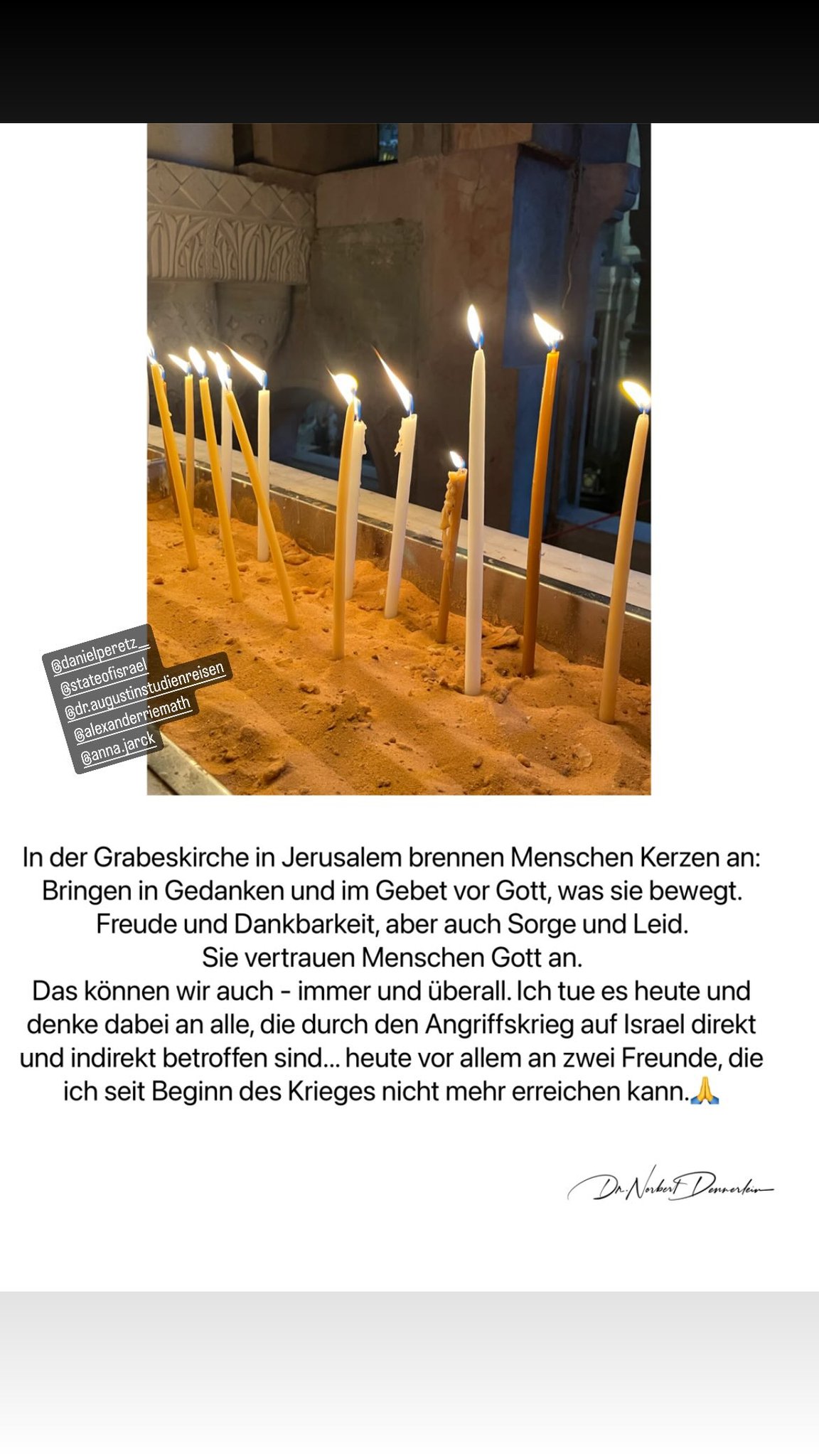 In der Grabeskirche in Jerusalem brennen Menschen Kerzen an: Bringen in Gedanken und im