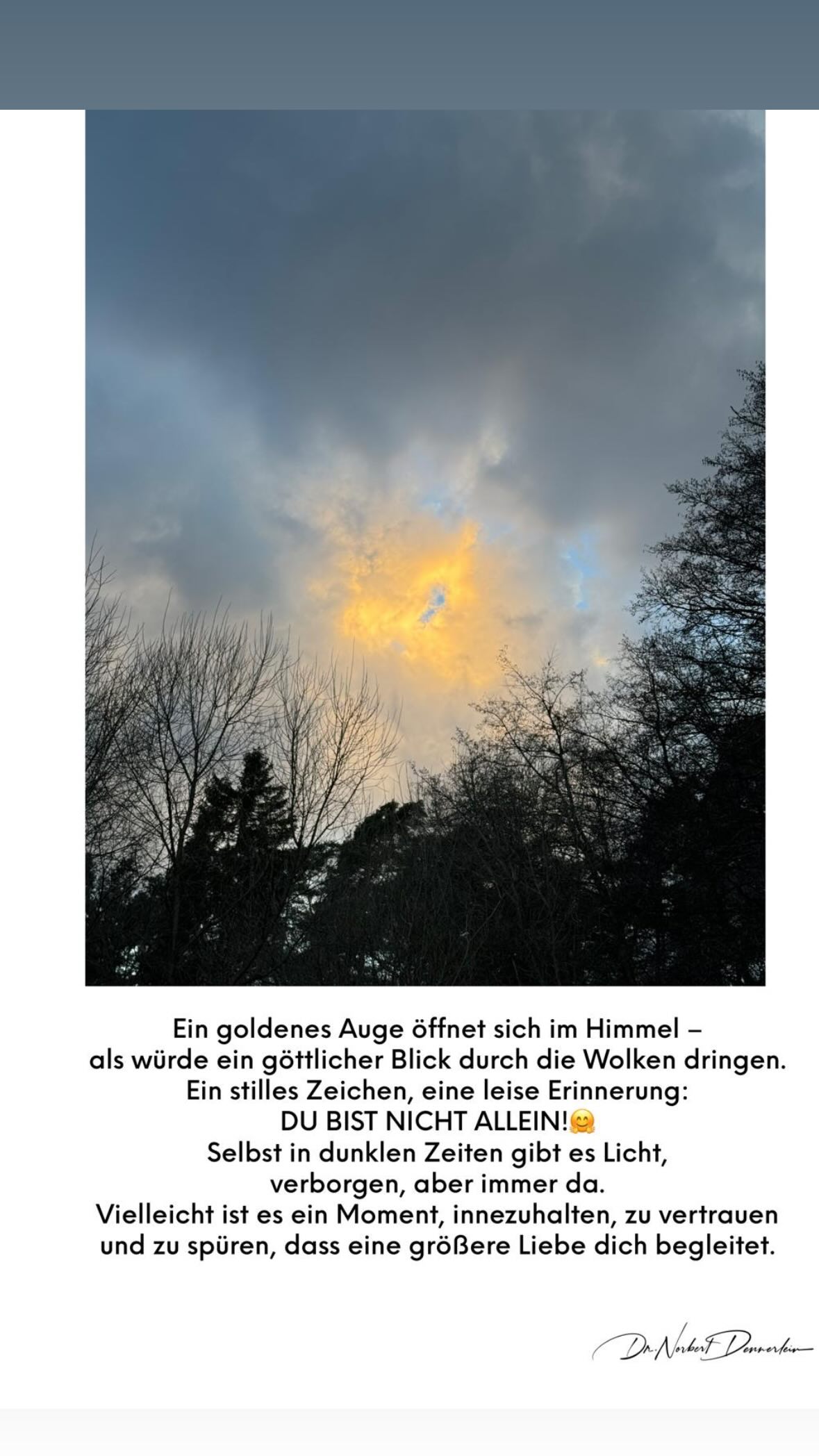 Ein goldenes Auge öffnet sich im Himmel - als würde ein göttlicher Blick durch