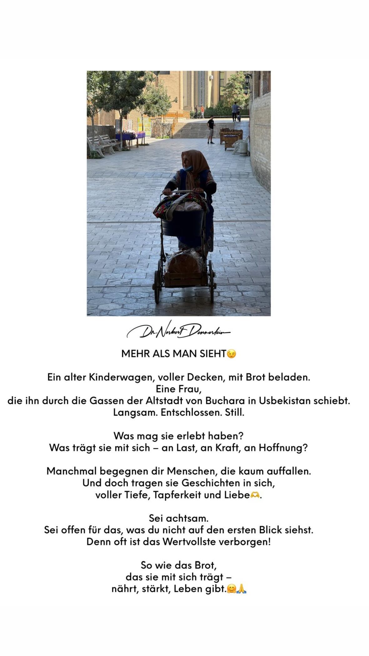  MEHR ALS MAN SIEHTEin alter Kinderwagen, voller Decken, mit Brot beladen