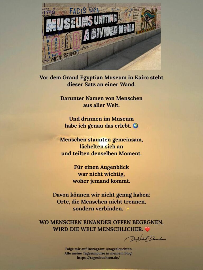 Dr. Norbert Dennerlein: MUSEUMS UNITING A DIVIDED WORLD. Vor dem Grand Egyptian Museum in Kairo steht dieser Satz an einer Wand